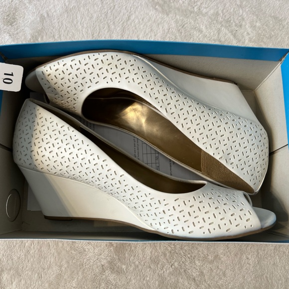 Wedge Heels - Picture 2 of 2